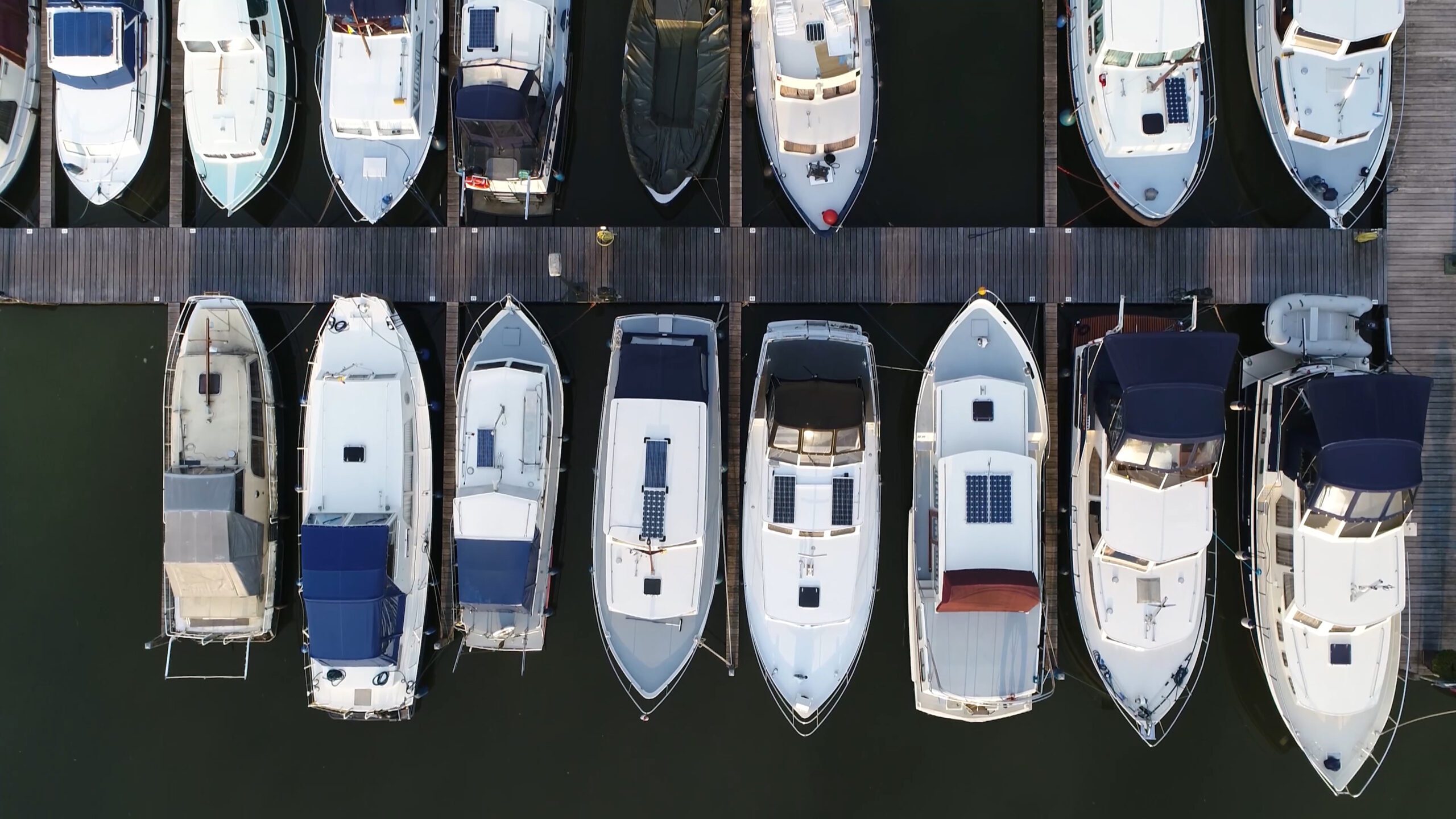 Top down view from the sky of boats at a marina